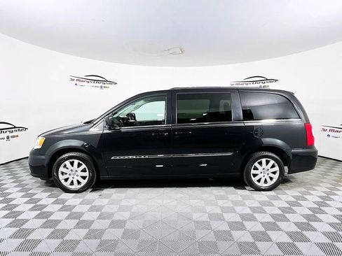 Used 2014 Chrysler Town & Country Touring image 5