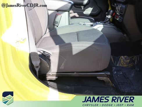 Used 2023 Jeep Wrangler Unlimited Rubicon 4xe w/ Cold Weather Group AWD/4WD image 10