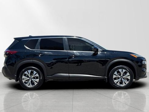 Used 2022 Nissan Rogue SV FWD image 2