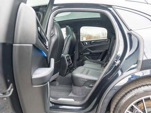 Used 2023 Porsche Cayenne Platinum Edition image 34