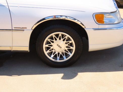 Used 2000 Lincoln Town Car Signature image 7