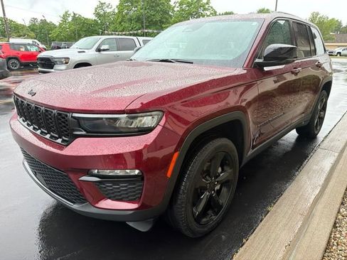 Used 2024 Jeep Grand Cherokee Limited w/ Black Appearance Package AWD/4WD image 16