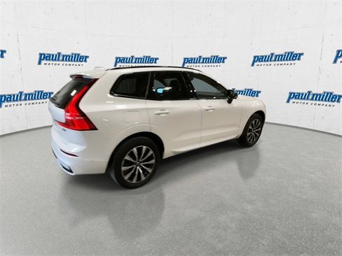 Used 2023 Volvo XC60 B5 Plus image 11