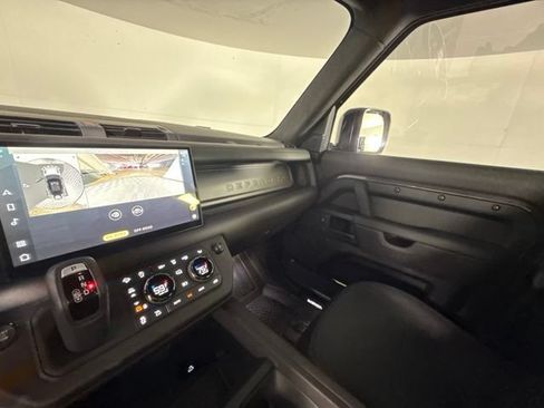 Used 2025 Land Rover Defender 110 AWD/4WD image 28