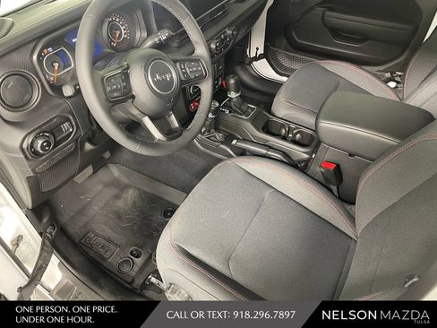 Used 2025 Jeep Gladiator Rubicon AWD/4WD image 16