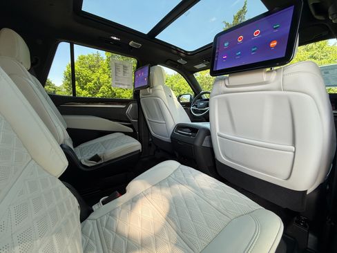 Used 2026 Cadillac Escalade Platinum Luxury RWD image 22