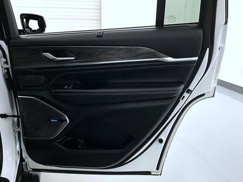 Used 2022 Jeep Grand Cherokee L Overland w/ Advanced Protech Group III image 17