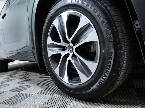 Used 2023 Toyota Highlander XLE image 2