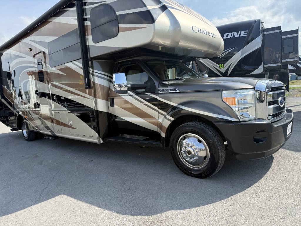 Used 2016 Ford F550 2WD Regular Cab Super Duty image 3