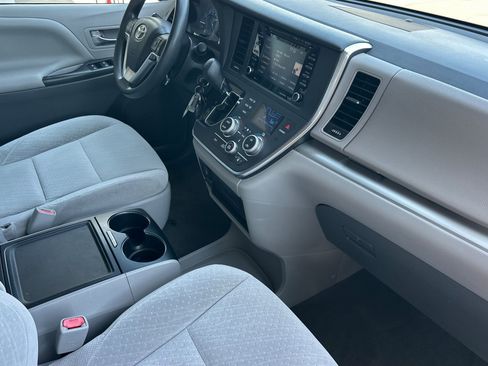Certified 2018 Toyota Sienna LE FWD image 17