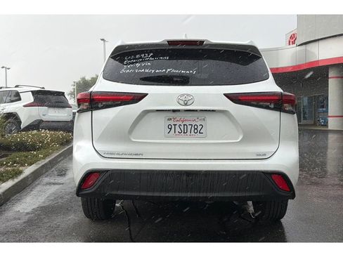 Used 2025 Toyota Highlander XLE image 6