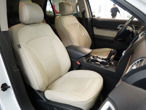 Used 2017 Ford Explorer Platinum image 34