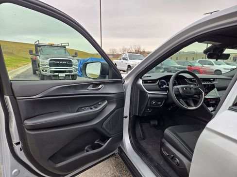 New 2025 Jeep Grand Cherokee Laredo X image 11
