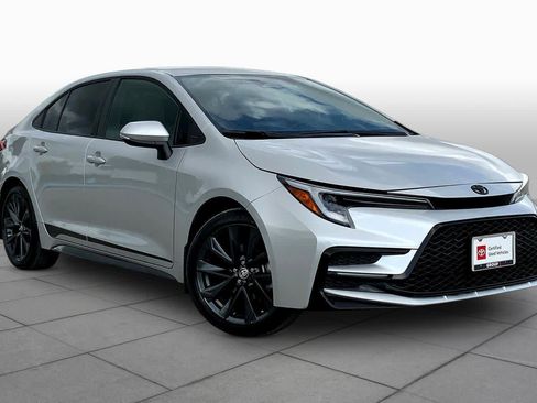 Used 2026 Toyota Corolla SE image 3