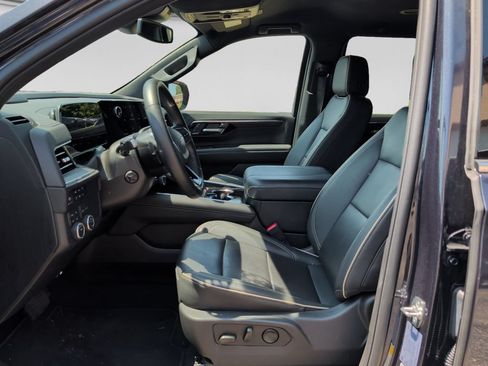 Used 2025 Chevrolet Suburban Premier AWD/4WD image 10