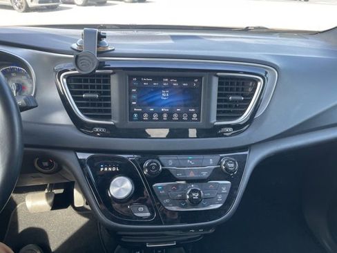 Used 2018 Chrysler Pacifica Touring-L w/ S Appearance Package FWD image 23