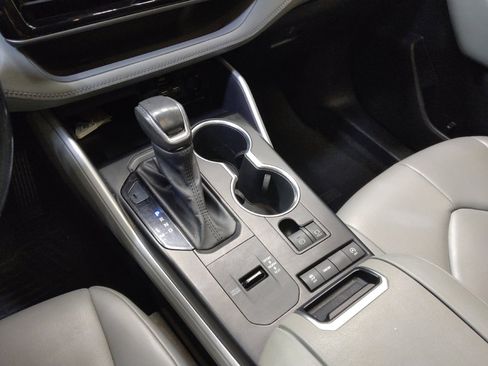 Used 2020 Toyota Highlander XLE image 26