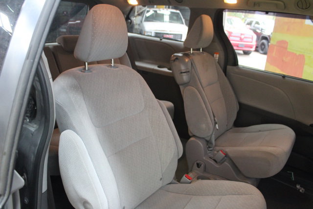 Used 2019 Toyota Sienna LE FWD image 9