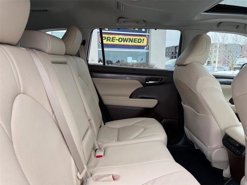 Used 2021 Toyota Highlander Limited image 10