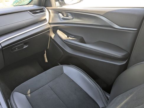 Used 2025 Jeep Grand Cherokee Altitude image 20