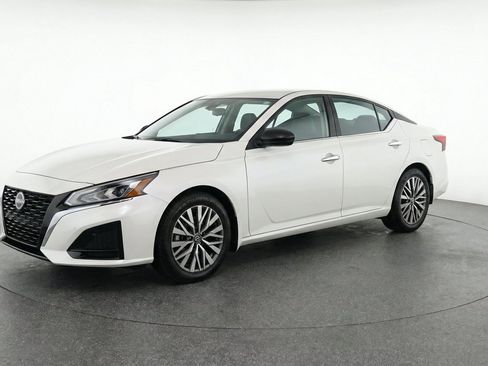 Used 2025 Nissan Altima 2.5 SV FWD image 3
