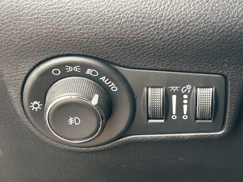 Used 2025 Jeep Compass Limited AWD/4WD image 24