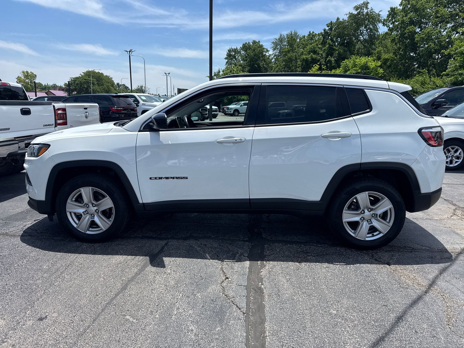 Used 2022 Jeep Compass Latitude w/ Convenience Group AWD/4WD image 3