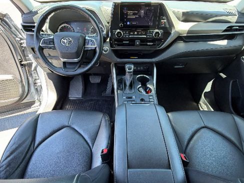 Used 2023 Toyota Highlander XLE AWD/4WD image 26