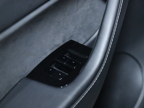 Used 2021 Tesla Model Y Long Range image 27