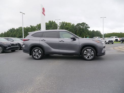 Used 2024 Toyota Highlander XLE image 3