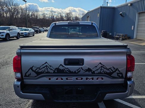 Used 2017 Toyota Tacoma TRD Off-Road image 4