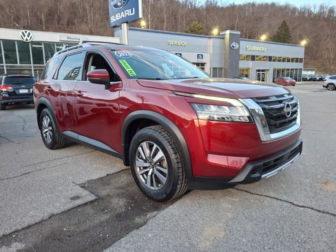 Used 2023 Nissan Pathfinder SL image 2