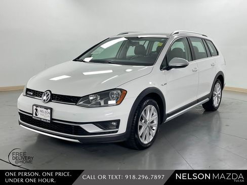 Used 2017 Volkswagen Golf Alltrack S image 1