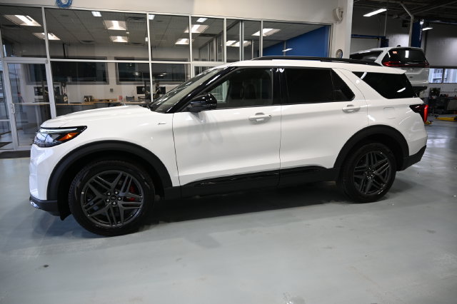 Used 2025 Ford Explorer ST-Line w/ ST-Line Street Pack AWD/4WD image 7