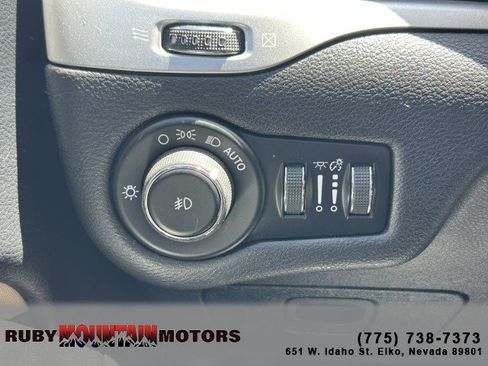 Used 2017 Jeep Cherokee Latitude w/ Safety/Convenience Group FWD image 15