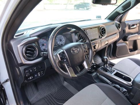 Used 2021 Toyota Tacoma TRD Off-Road w/ Technology Package AWD/4WD image 31