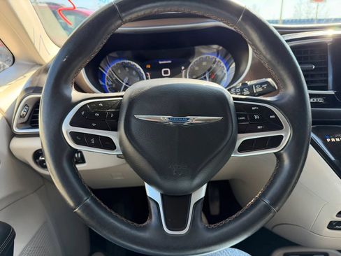 Used 2017 Chrysler Pacifica Touring-L Plus FWD image 6