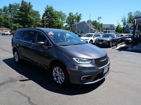 Used 2022 Chrysler Pacifica Touring-L w/ Uconnect Theater Family Group AWD/4WD image 2