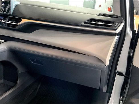 Used 2021 Toyota Sienna XLE image 27