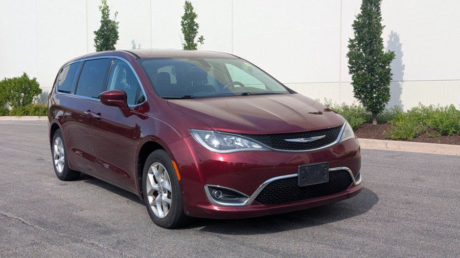 Used 2018 Chrysler Pacifica Touring Plus w/ Tire & Wheel Group FWD image 1