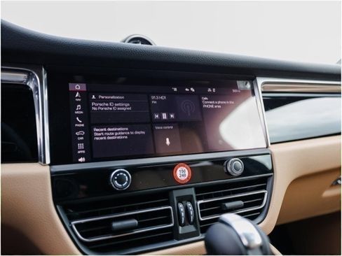 Certified 2025 Porsche Macan image 18