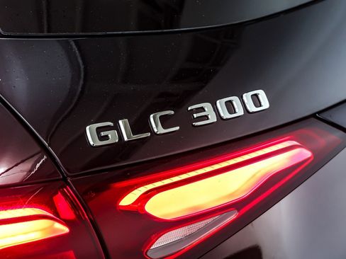 Used 2024 Mercedes-Benz GLC 300 4MATIC w/ AMG Line image 9