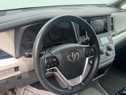 Used 2017 Toyota Sienna LE image 9