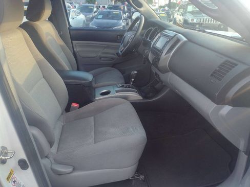Used 2014 Toyota Tacoma PreRunner image 16