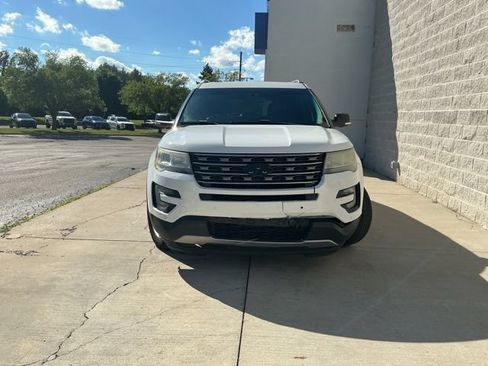 Used 2016 Ford Explorer XLT w/ Equipment Group 202A AWD/4WD image 8