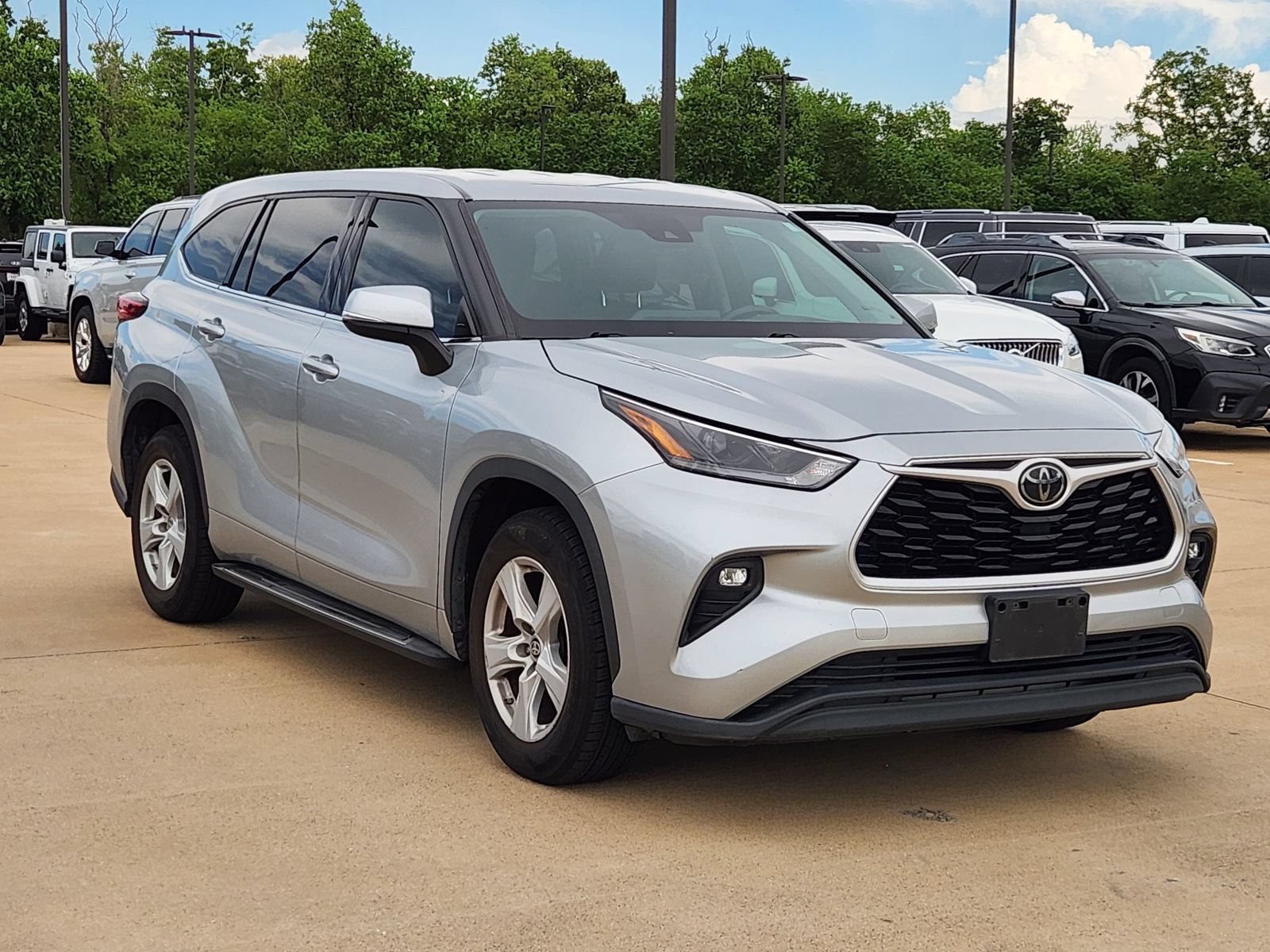 Used 2021 Toyota Highlander LE FWD image 3