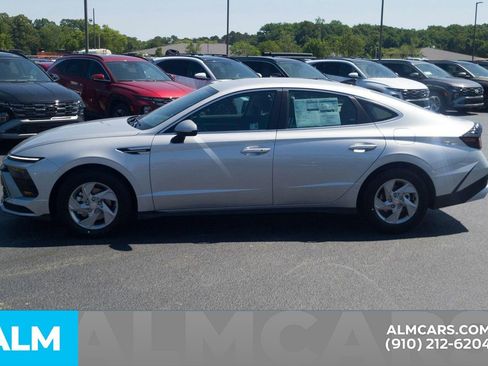 Used 2025 Hyundai Sonata SE image 9
