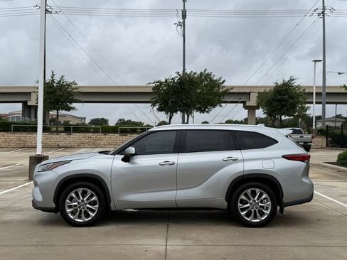 Used 2023 Toyota Highlander Limited FWD image 7