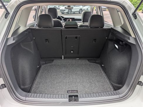 Used 2025 Volkswagen Taos SE w/ Panoramic Sunroof Package FWD image 19