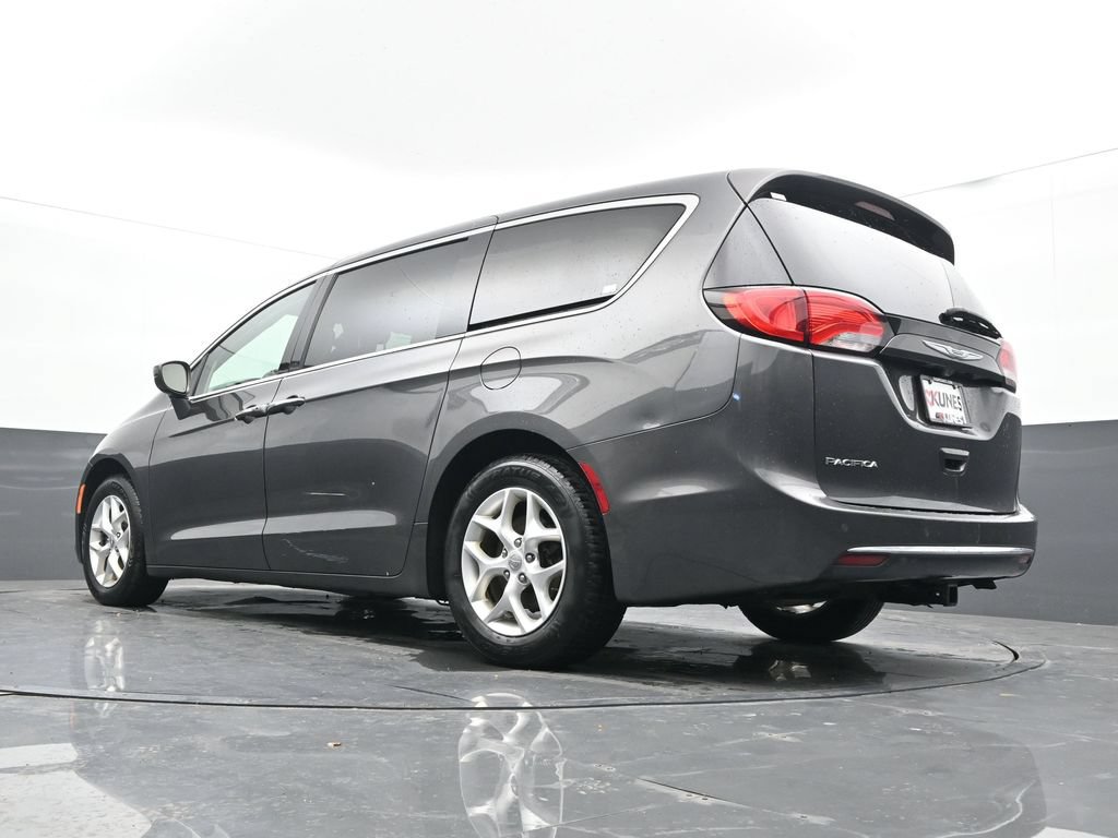 Used 2018 Chrysler Pacifica Touring Plus w/ Tire & Wheel Group FWD image 28